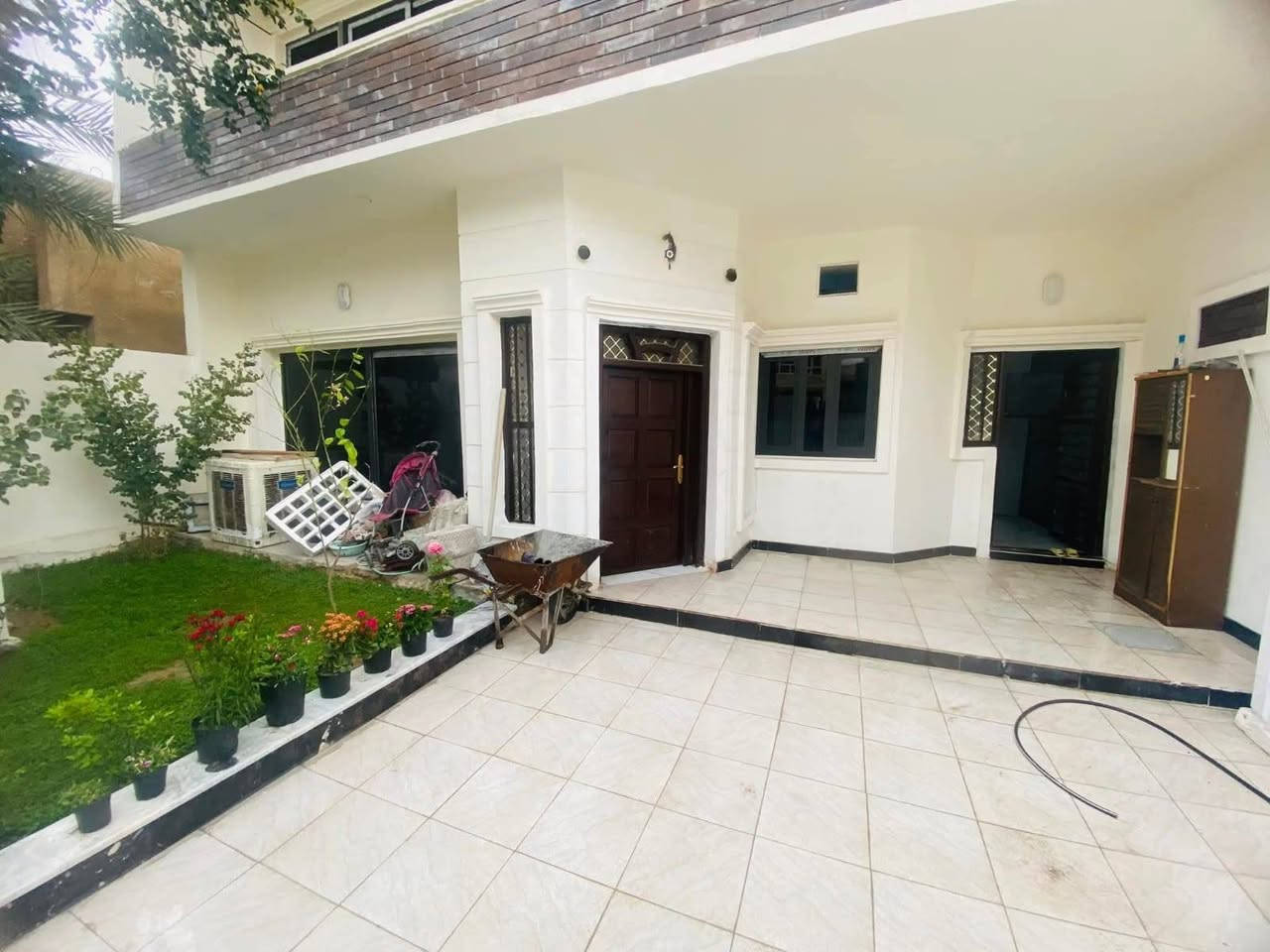 سلام عليكم ورحمت الله
طابو صرف بأسمي 🏡 دار للبيع – موقع مميز في بغداد / الكرخ
📍 العنوان: الكرخ/ شهداء البياع / الرفاق الثانية
قرب شارع المضخة الأول
🔹 تفاصيل العقار:
المساحة: 200 متر مربع
الواجهة: 10 متر
النزال: 20 متر
 (موقع مميز)
⚡ مواصفات الدار:
(4 غرف نوم كبيرة/صالة /هول داخلي/مطبخ حار /مطبخ بارد (كبير)/3/صحيات/منور/كراج/حديقة/ سطح ناصي/سطح عالي)
✨ المميزات: 
موقع ممتاز ومرغوب
شبابيك سلايت ألمنيوم تفصال اخر موديل 
أبواب صاج 
بايات درج مرمر ثقيل 
وزره  مرمر اسود 
محجر درج زجاج أسود
أرضيات بورسلين إسباني
بناء ممتاز

📞 للاستفسار:
*********** محمد حميد
📲 متوفر واتساب
... 
#عقارات #عقار #عقارات_بغداد #بغداد #الكرخ #العراق #دار_للبيع
