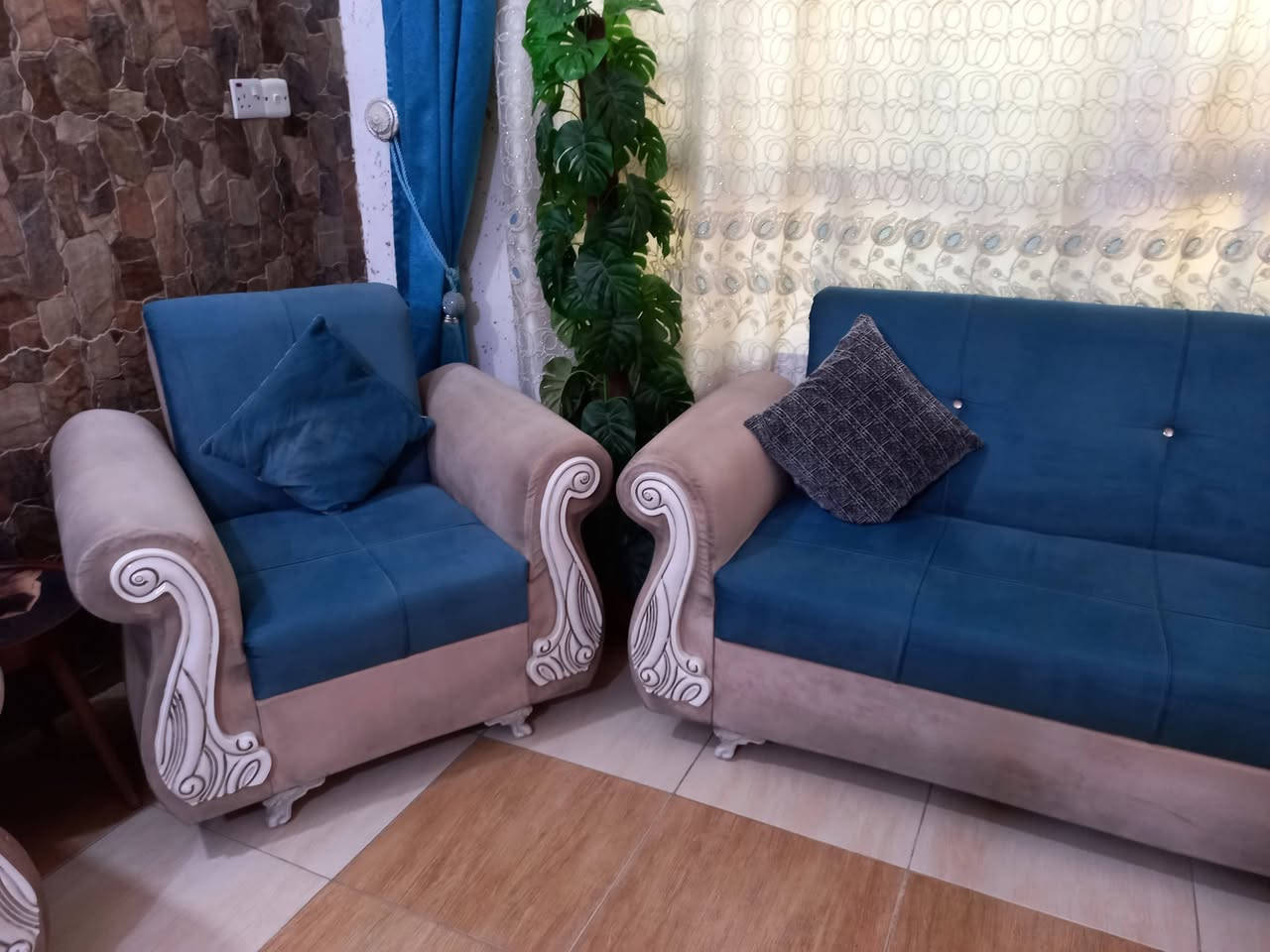 السلام عليكم 
تخم قنفات للبيع 
لون تركوازي واوف وايت قماش وتربروف
عشر مقاعد
2 طوال + 1 وسط + 2 كراسي
السعر 300 الف 
للاستفسار *********** واتساب 
عنواني الزعفرانية اربع شوارع
