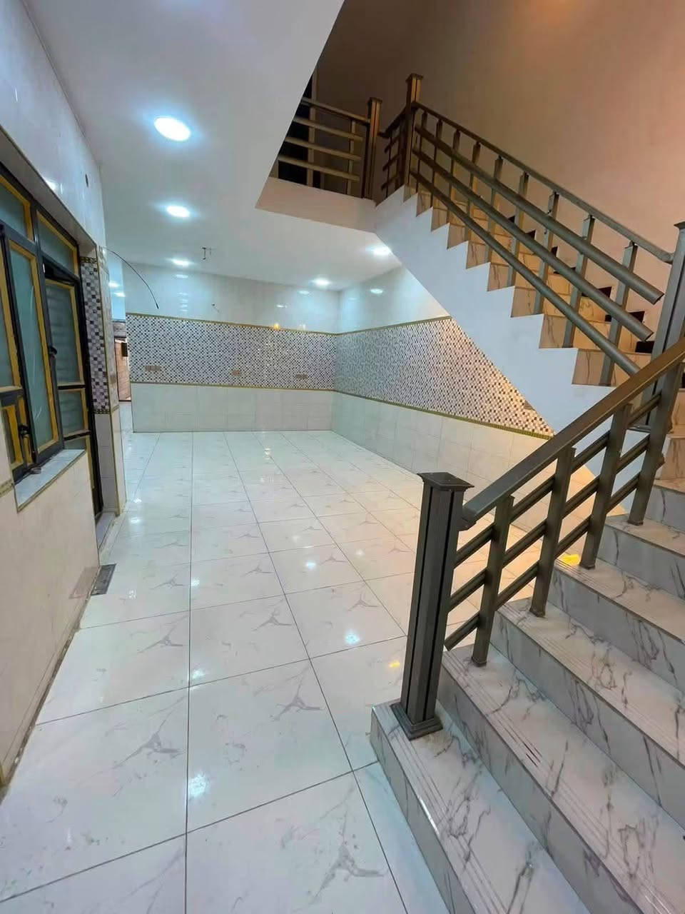 150 متر 
السعر 290 مليون وبي مجال 
البناء🏗️
الطابق الارضي 

صاله وغرفه نوم ومطبخ 

ومنوورر وخدمات 

الطابق الثاني 3 غرف نوم وخدمات 

الموقع حي الجهاد ديوان المخابرات 

*********** متوفر واتساب
