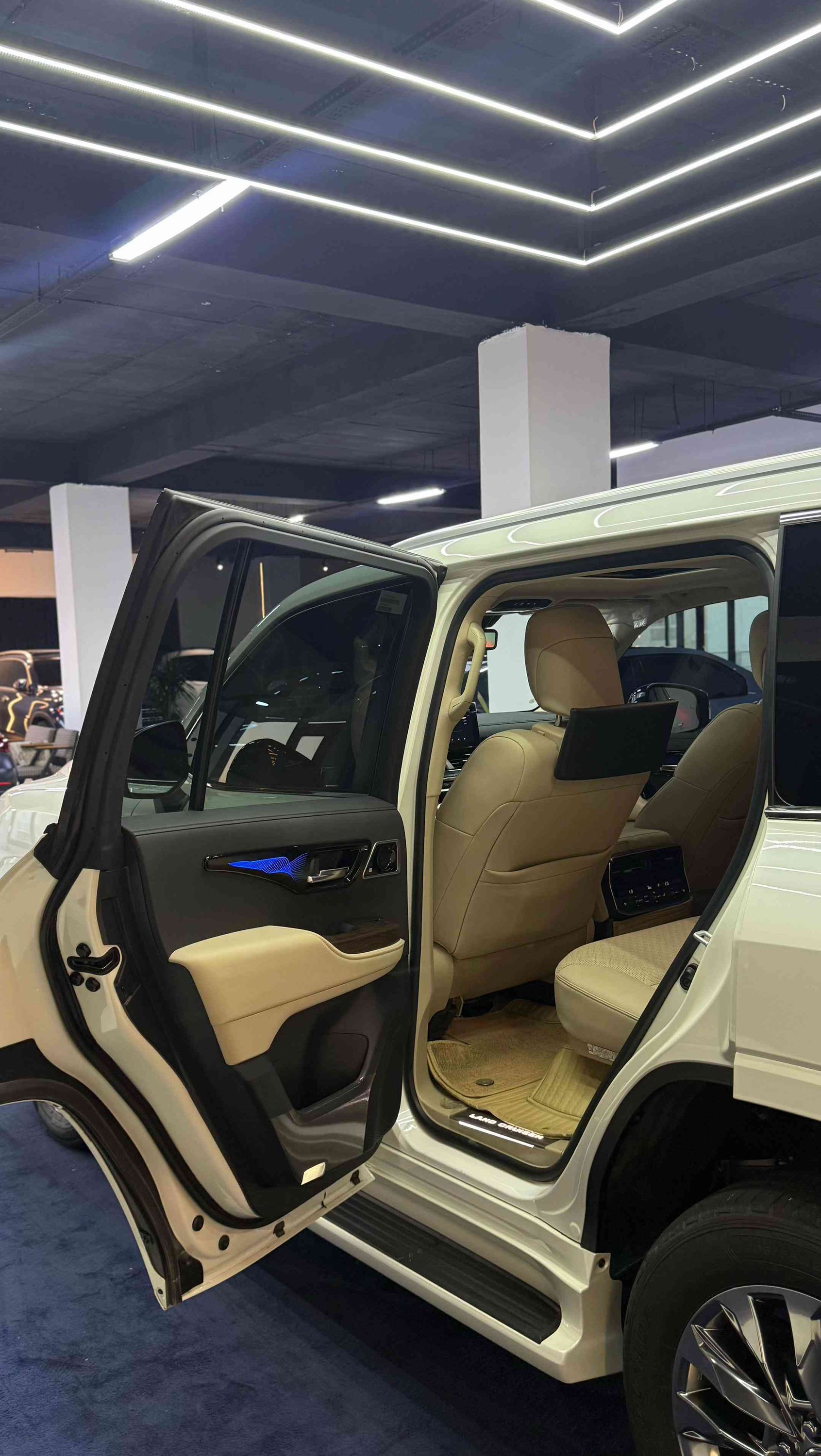 Toyota-land cruiser 2025 clean title VX twin turbo hybrid Full option 12,000 km white & yellow Call for price: *********** ***********

