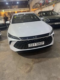بي واي دي جن بلاص داخل ابيض جديده السياره  بعدها بوضع الزيرو ماشيه الك...