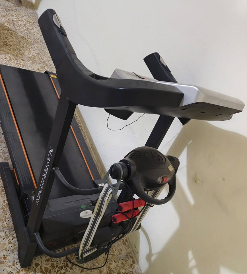 جهاز جري رياضي نضيف جدآآ استخدام قليل . مواصفاته :
ميل كهربائي (Incline) مع أزرار سريعة: 

برامج تدريب P1 إلى P12.
شاشة تعرض عادةً السرعة، الوقت، المسافة والسعرات، وقد تعرض النبض.
حساسات نبض بالمقابض.
مفتاح أمان للطوارئ.
مدخل MP3.
محرك كهربائي مع سير مشي عريض نسبيًا.
ملحقات إضافية ظاهرة بالصورة: جهاز مساج/تمارين ومقبض مقاومة وأوزان صغيرة.
السعر : ٩٥٠ الف 
المكان : حله مركز 
***********
