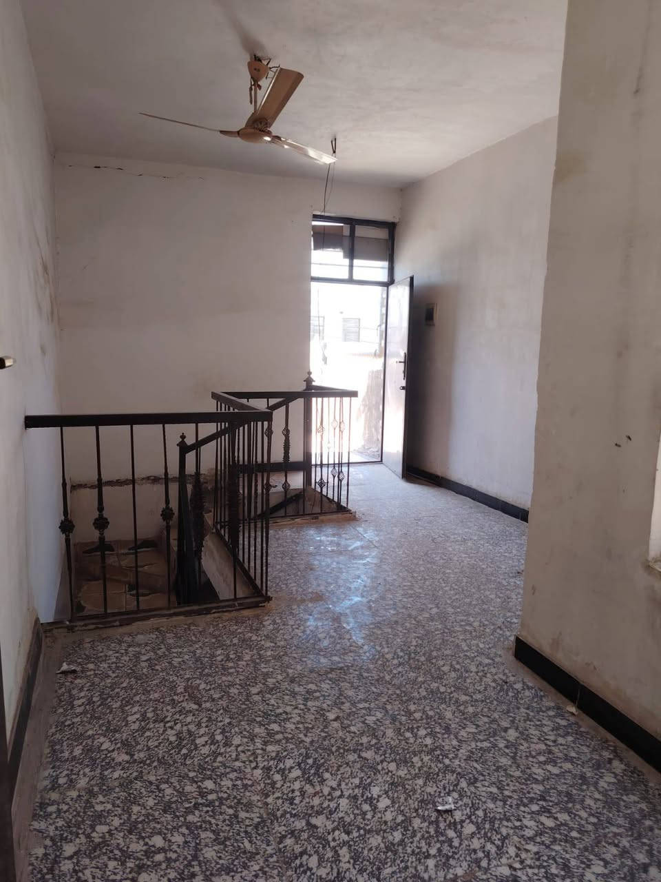 عليكم  بيت ١٠٠ متر ليجار  طابق و نص  ٢ غرف نوم و مطبخ و استقبال و منور و خدمات  البيت كاشي و سراميك كامل مكمل تانكي ماطور كيزر 
 و سطح 🌁 
العنوان بغداد الزعفرانيه شارع الكهرباء شارع سكلت ابو سعد الثانية  لستفسار اكثر اتصل  ***********
