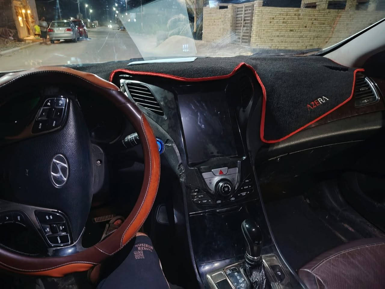 سلام عليكم
أزيرا مديل 2012 VIP 
سونار موجود بلمنشور 
بيها ٣ قطع بدون دواخل 
تبريد قطعتين / برده خلفيه 
مكينه بيها صوت رواجز اول مل تشغل بس 
الكير مكفول 
حداديه زينه 
مكان السيارة ديوانيه 
السعر 105 وبيها مجال بسيط حك الجيه 
*********** بي واتساب
