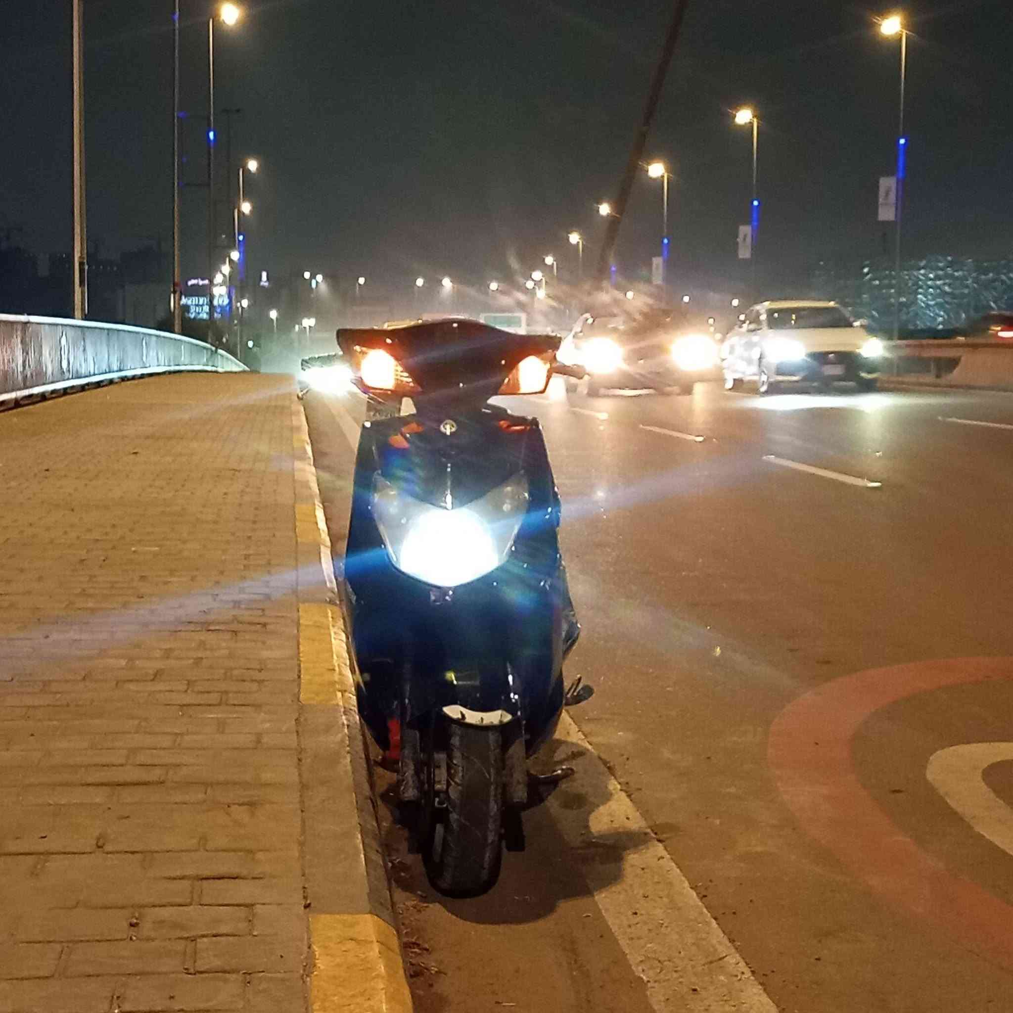 السلام عليكم
سكنس فحل كابريتر للبيع 
مابيه اي نقص نضيفه الدراجه مال واحد جناي 
شلعه ومعدل تخبل 
مكاتبه ومنفيس بيه كامله 
عدي بس الكفر الامامي مكسور ربع منه 
الكابريتر مالته تعبان 
صارلي شهرين تاركه تجي تفحص وتروح 
السعر 450 وبيه مجال 
واتساب *********** 
العنوان بغداد المنصور
