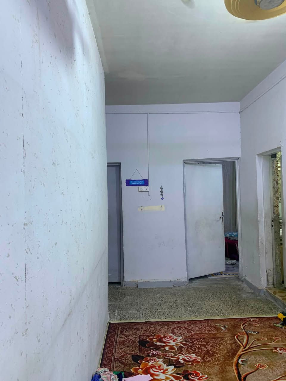 السلام عليكم بيت تابع للماليه مساحته تقريبا 350 إلى 400 موقعه بالجبيله خلف مول تايم سكوير سقف كونكريت ما عليه لا ازاله ولا كص السعر 60 الشراي يتصل ما متواجد عالنت ***********
