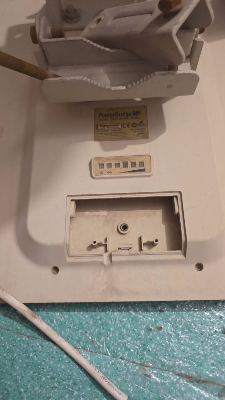 اجهزه انترنت للبيع بسعر رخيص
سسكو 2960
2sfp
2port 1000
24 بورت ١٠٠ 
السعر 50
________________________________________
فلاته M5 
السعر 35 
________________________________________
ميديا 1 كيكا عدد 4
بلوست روم مع ال sfp 
السعر  70 
________________________________________
نانوا ستيشن m2 
Xm عدد 2
Xw عدد 2
سعر الزوج xm 50 
سعر الزوج xw 70 
________________________________________
هب ٨ بورت كيكا مثل الي بصوره 
متوفر ٦ قطع 
سعر القطعه ٦ الف 
________________________________________
ملاحضه جميع الاجهزه مفحوصة فحص كامل 
يوجد توصيل لجميع المحافظات 
***********
