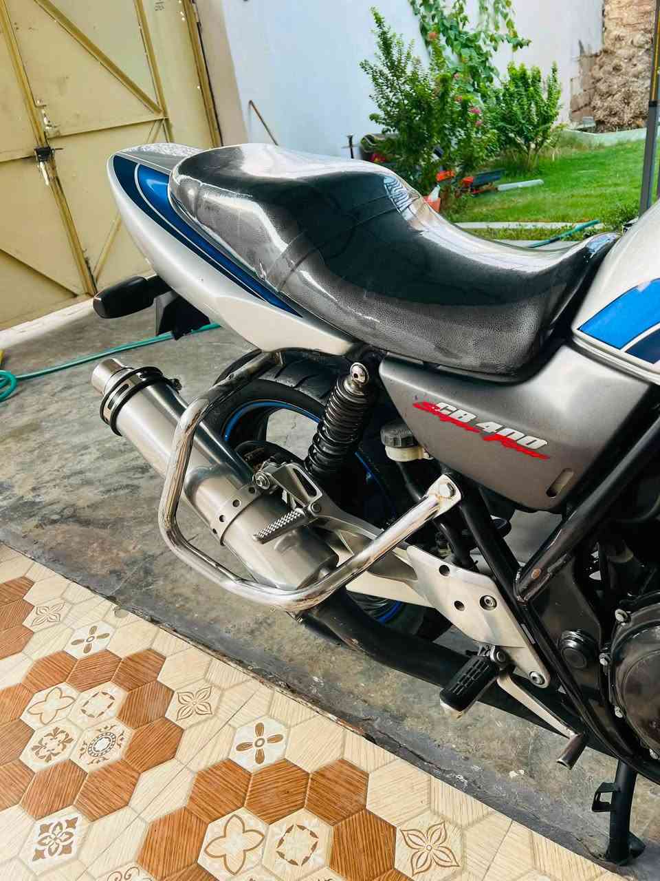 سلام عليكم  
CB400 
جيل الثاني كفاله عامه مال رمبه 

بعدهه عله وضع شركه متصرف 

عليها لو ربع  بدون اوراق وبدون رقم  سعر 15 ونص 
عنوان رمادي تاميم  المؤشراي لا يراسل ولا يتصل 

***********
