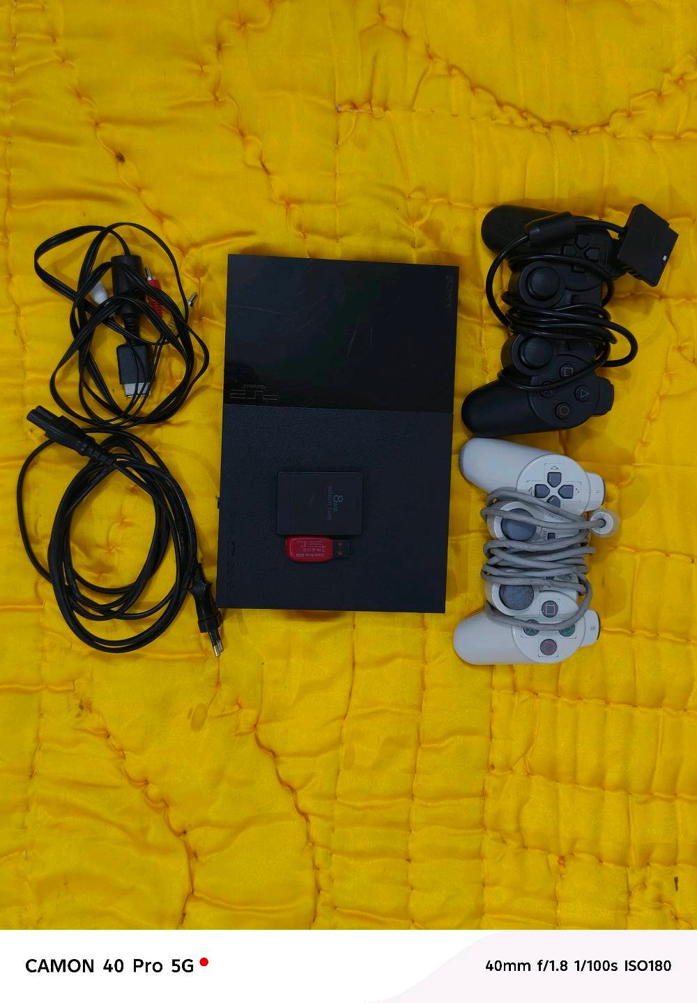 للبيع بلايستيشن 2 (PS2) نظيف وكامل ملحقاته 🎮
​الملحقات:
​عدد 2 يد تحكم (أصلية شغالة).  
​ميموري كارد سعة 8 ميكابايت.  
​فلاش مساحة 32 كيكابايت.  
​كافة الوايرات والربط الأصلية (واير الكهرباء وواير الشاشة).  
​الحالة: الجهاز نظيف وشغال
​السعر: 50 ألف وبي مجال للطيبين للتواصل واتساب***********