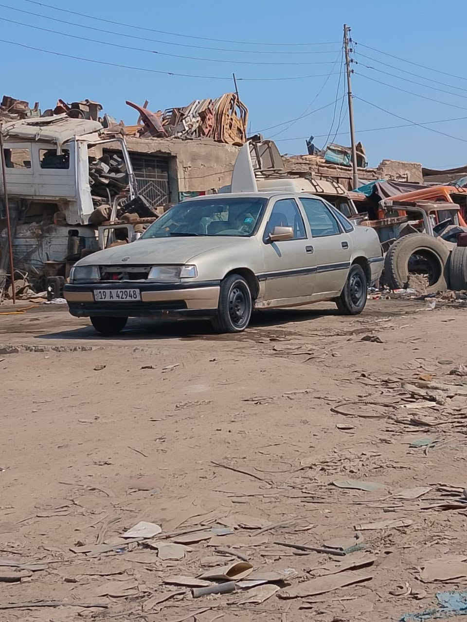 سلام عليكم فكترا مابيها نواقص بس الي بالصوره يدات جام ويده الباب السايق الداخليه نواقص بسيطه جداً  گير ومكينه خير من الله اطلع تراااي للبصره مداور ثاني يوم سنويه قريب 31 يعني بعد 4 سنوات واكثر يلا تسقط راعيها ابن حلال السياره يرادلها تلگيطات شويه لدرجه ما مبينات السياره دوش مو بخاخ وحجم 1600 يعني بانزين انسا سعرها 17 وبيها مجال حگ الجيه العنوان الديوانيه مقابل المرور قرب الطاقه الكوريه  وهذا رقمي ***********
