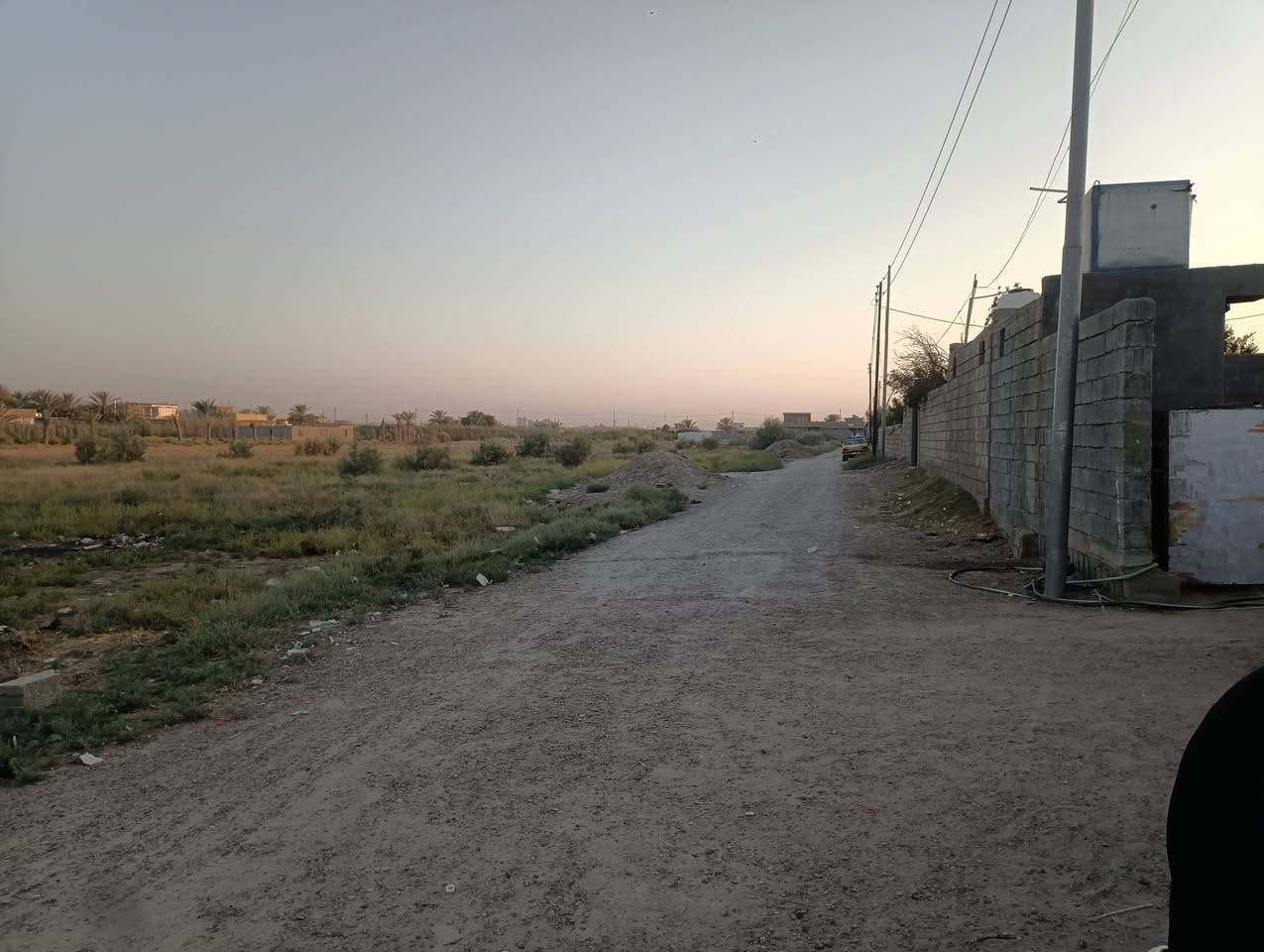 بيت لبيع تسيس مي وكهرباء كامل غررف 2+ستقبال +مطبخ +صاله/بي غرفه كامله  بيض //مساحة القطعه 400//سند 25 زراعي وتحويل //السعر 30 بي مجال شي بصيط //رقم الهاتف ***********
