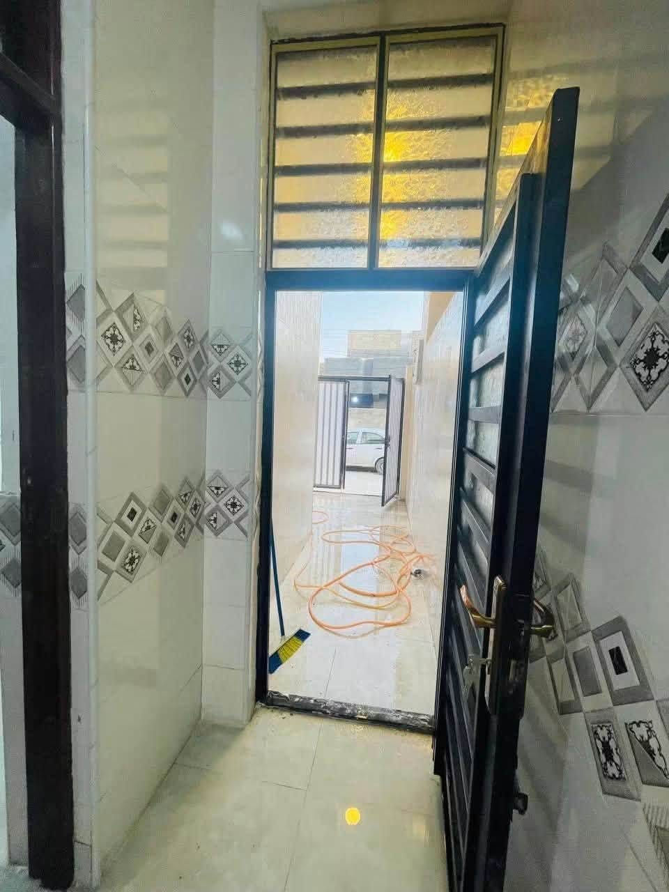 دار للايجار جديدالمساحه ١٠٠ متر شارع عوده  جديد زيروا يحتوي على ثلاث غرف وصالتين ومطبخ واستقبال وصحيات داخليه وخارجيه وفي الطابق الثاني  شهرياً ٥٠٠  الف واصل ماء وكهرباء على صاحب الدار للاستفسار الاتصال على الرقم التالي ***********
