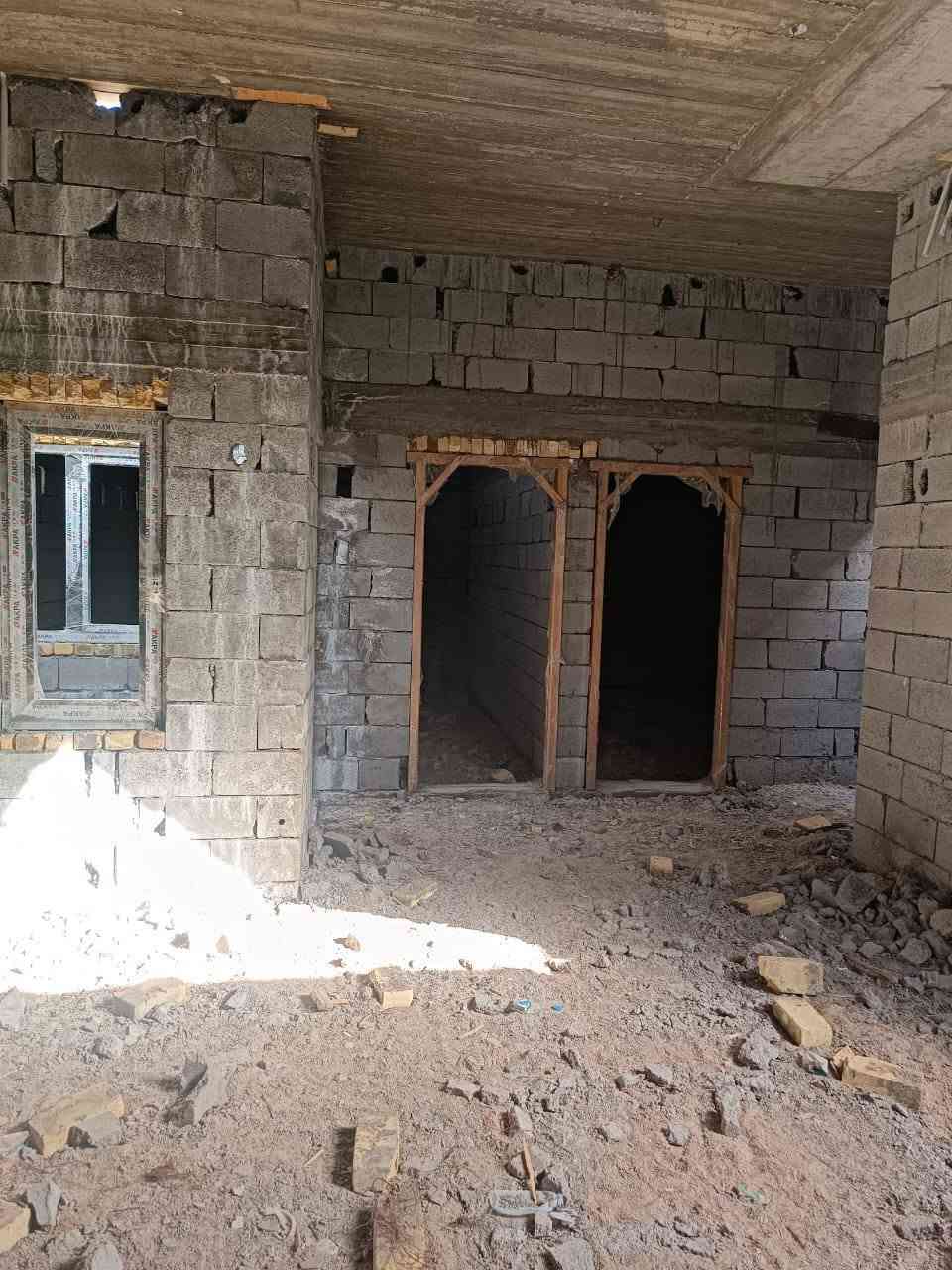 بيع مستعجل بيت هيكل للبيع مساحه 170 بالجزيره شارع الفيروزيه بيبان حديد ثقيل شبابيك المنيوم جي 60 شيشه ابو 16 بناء شخصي البيت يحتوي على غرفتين5*4 صاله 8*6 مطبخ 4*3 ديوان 6*4 طارمه 5*4 صحيات داخليه وخارجيه مناور اثنين 2*2 مثل ما واضح بالصور *********** السعر 55 بي مجال قليل
