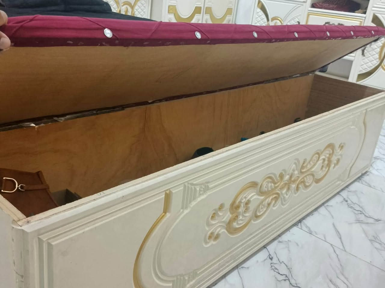 سلام عليكم
غرفه أخشاب حطاطه درجه اولى صبغ حراري 
بلحقيقه احلى من الصور 
عنواني عوينات 
سعر ع الخاص او الاتصال ***********
