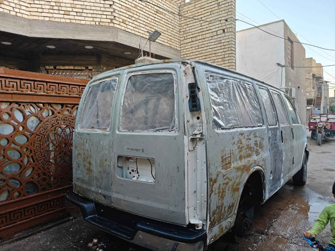 سلام عليكم
شوفرليت اكسبرس 2008 11راكب للبيع باسمي رقم دولي 
تفاصيل السيارة 
حاليا تحت التعمير بس عدي ضرف ومحتاج ابيعه 
السيارة نقصه بس الصبغ وكشنات خلفية وجام 
مواد الصبغ كله عدي واصليه 
السيارة معمر درجة اولة كير محرك اكسل كله جديد
تفرعات المحرك والراديتر كله مبدل لك جديد مراوح كهرباء يوكن
منضومة تبريد كله جديدة دبل راديتر مال يوكن
صدر دبلات بريك كله جديد
قواعد فيوزات وضفيرة وعقول كله جدد ومفتوحة فصلته ترايك 200رايح جاي للبصرة
تخم تاير جديد دشبول وشاشة وكامرة جدد
عبوة فيول بم جديد وكالة 
وعدي اله شباك وسكنات ومري جدد لك وهواي قطع غيار كله انطي وي السيارة
والسعر 50ورقة قفل
مكاني بغداد
***********ابو زهراء
