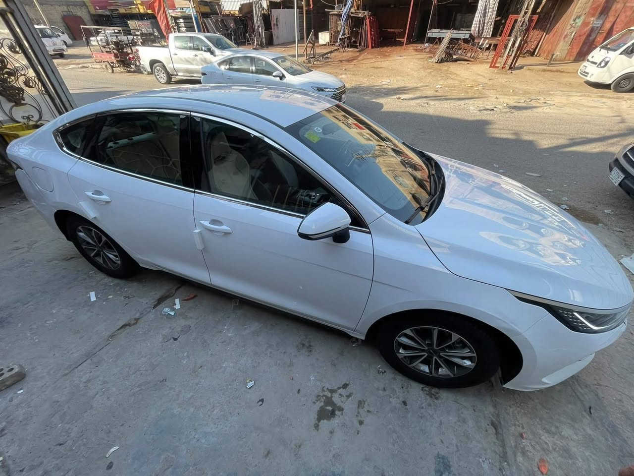 السلام عليكم 
BYD DESTROER 
ماشية 8 الف الكلي 5 بانزين 3 كهرباء سيارة بعدها زيرو استخدام بنية بيها ملاحضات بسيطة مكفولة من تبديل فتح حت التكحيل والصبغ سيارة مناقصها اي شي ان شاء الله 
مكاني : بغداد حي اور 
رقمي : ***********
السعر : 18 مليون و750  الف وبيها مجال 
السيارة باسمي شخصيا

