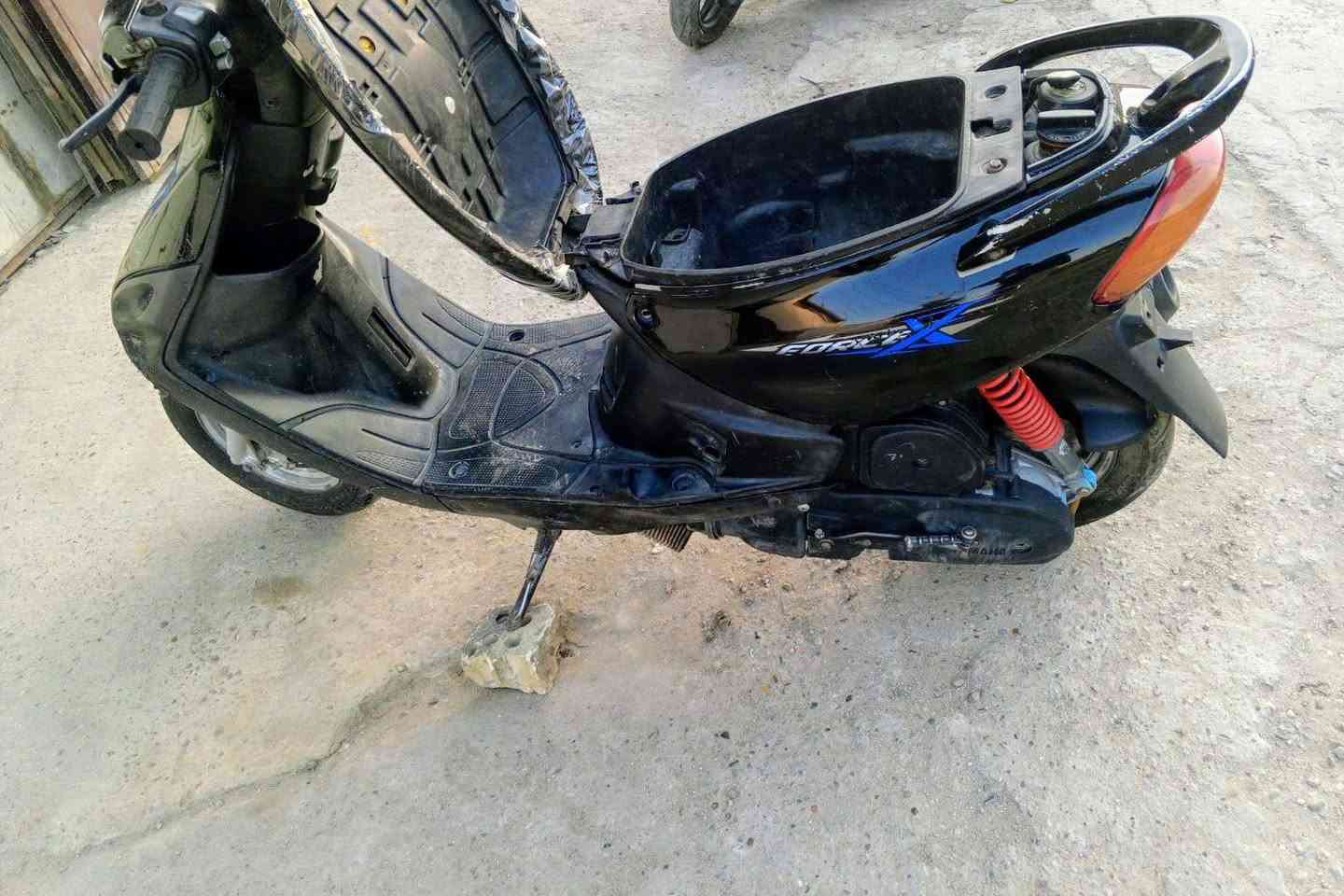 السلام عليكم ماكس قجمه للبيع نكره سلف وهندر مكينته بلاديه 49 مكفوله من تبخير نضوح صوت شلعه ومعدل فول ✈️ كهربائيات كلها شغاله هورن اشاير لايت كله شغال تخم تاير جدد اوراقه موجوده دراجه خير من الله كامله مابيه اي نقص السعر 350 وبيها مجال للشراي مكاني بغداد الأمين الثانيه وهذا رقمي ***********☎️
