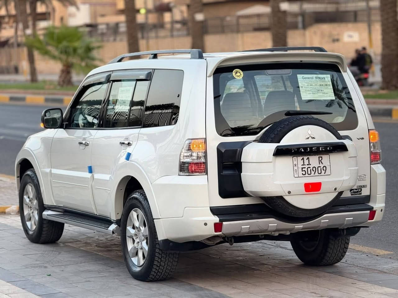 باجيرو 2013  حبتور فول مواصفات لون ابيض صدفي حجم المحرك 3500 رقم  بغداد دولي بدون حادث  سيارة  مكفوله كفاله عامه سياره كلين عله واضع الشركه معروفه خليجي السياره جديده مال جناي فورويل نضام دفلوك كشنات كهربائي اشارة بل مري شفط تحكم ستيرن مسجل بلادي اصليه فتحه تبريد ثلاث قطع حساسات خلفيه زاد ثلاجه تخم تاير كير مكينه حداديه خير من الله سياره جديده لوك محرك 6السعر145 اتصل وبيك خيروتدل ***********مكان السياره بغداد
