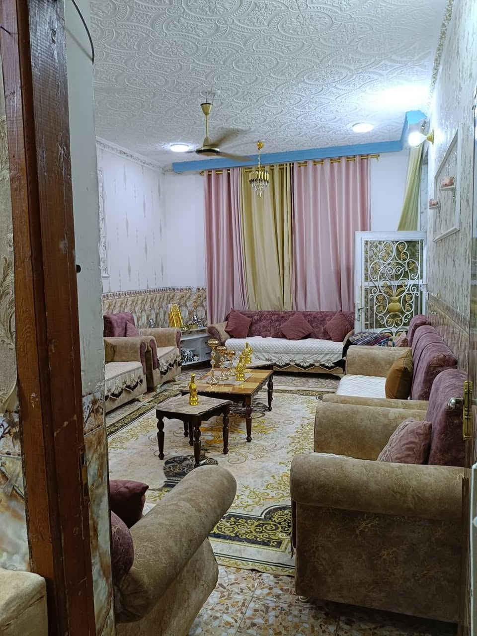 السلام عليكم 
دار للبيع طابو صرف مساحتة ١٥٠م 
ابوغرق حي الحسين خلف الضغط ثالث بيت عن الشارع وعن التبليط 
طابقين غرفتين وحده فوك وحده جوه استقبال كليدور مطبخ صحيات وكليدور وبيتونه وغرفة بالطابق الثاني 
سعر  ١٢٥ وقابل للتفاوض ومطلوب للاسكان ٤ ملايين التسديد الشهري ١٧٢ الف للاستفسار الاتصال ***********
