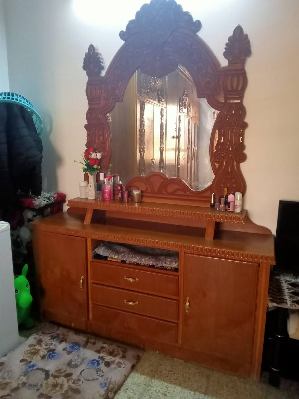 السلام عليكم والرحمة غرفة نوم للبيع نضيفه السعر خاص او تواصل مع صاحبها واتساب ***********

