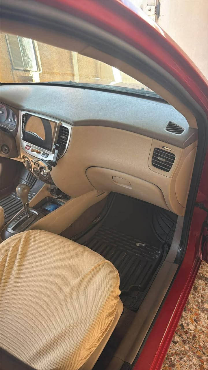 سلام عليكم 
كيا ريو ٢٠١٢ خليجي مكفوله بدون صبغ بيه بارد قليل 
وقبق جنطه مبدل نفس لون  بدون جراد بلاديه 
مكينه كير تمام منضومه تبريد كله جديده 
رقم وهزه جديد باسمي 
كلشي بيه شغال وتمام ومكانه بغداد الكرخ 
رايده ب ٧٧ ورقه 
***********

