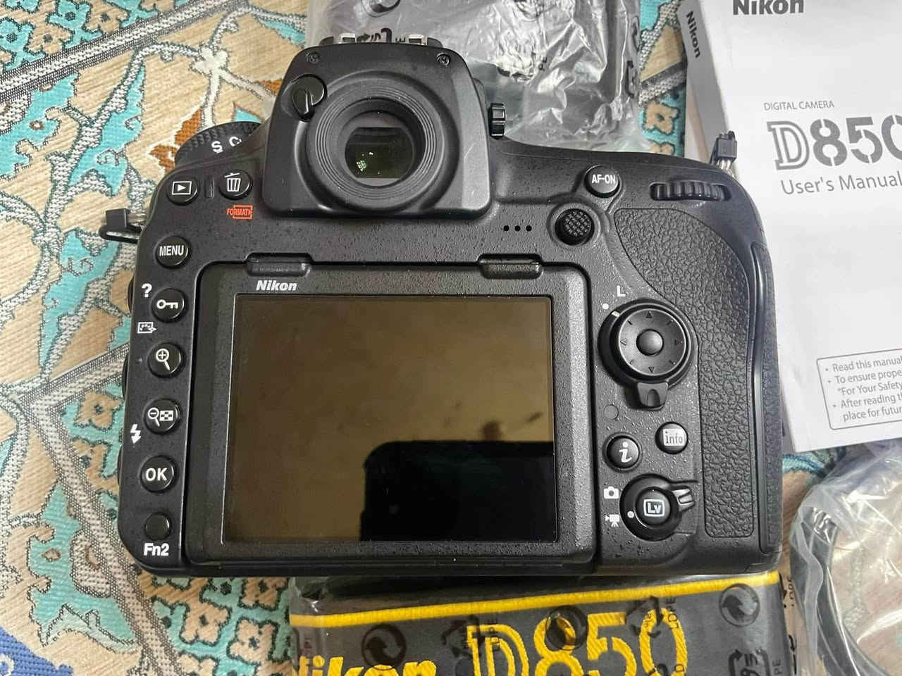عملاق النيكون D850. جديدة كارتون استخدام شخصي يعني كامرة جدا جدا نضيفة ..شتر 10k  وياه كارتونته ورام ٣٢  وكيبل نقل  وعدسة 18:140  تريد بدون عدسة ماكو شكال .. 

الرقم ***********
