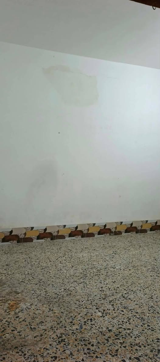 بيت للايجار 100 متر 
نجف حي النداء شارع المكاتب مقابل عمود 36 وتنزل 
قرب موقف الكيات..
يحتوي على غرفة وصالة ومطبخ واستقبال وصحيات..
البيت جديد كاشي وسيراميك..
البيت شبه مؤثث..
يحتوي على كاونتر وسخان وخزان..
سعر الايجار 250 الف اي استفسار خاص
