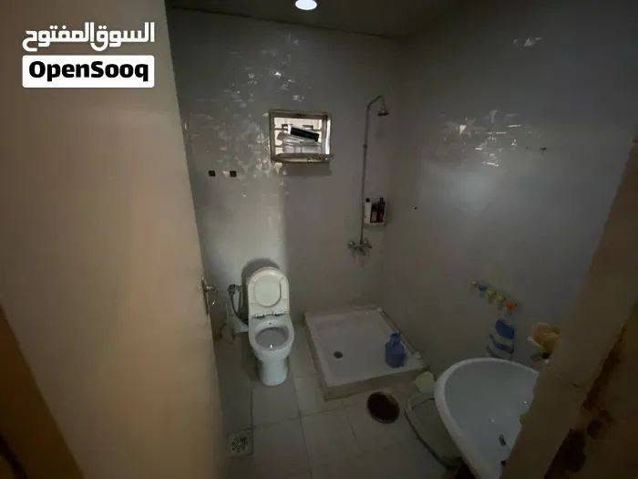 ياالله يوجد بيت طابق اول مساحه 100 متر اللايجار تكون غرفه وصاله ومطبخ وخدمات نضيف لبيت ايجاره 350 موقع الدوره الكفائات المخابرات الاستفسار ***********
