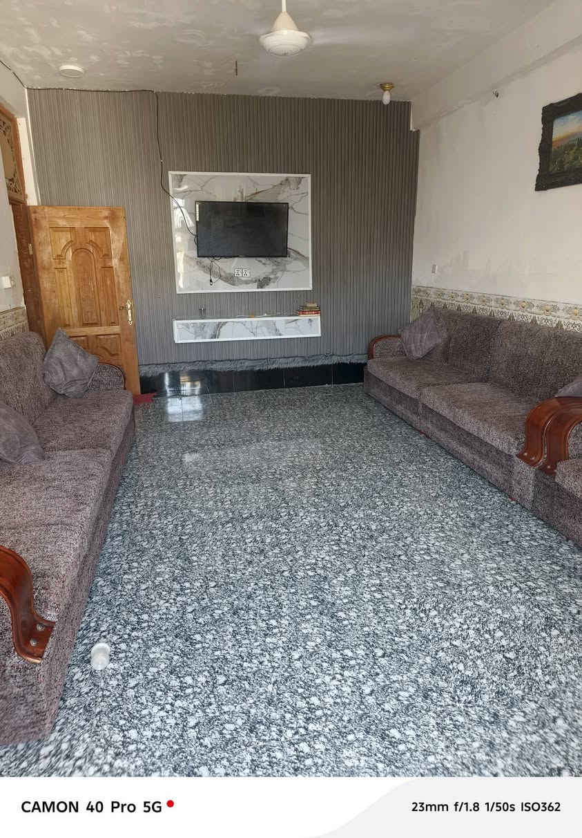 بيت للبيع طابو زراعي سند ٢٥ بي قرار قاضي باسمي مساحه ١٢٠ متر يتكون من استقبال وصاله ومطبخ وصحيات عدد /٢ وغرف نوم عدد /٣ طابقين العنوان ورديه خارج سيف سعد مقابل جامع العكام للاستفسار الاتصال على الرقم ***********
