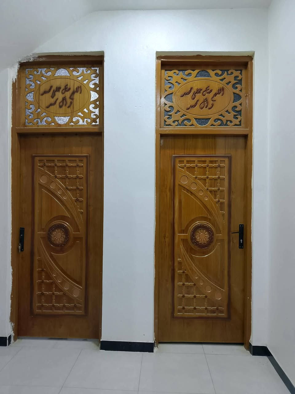 السلام عليكم بيت بناء حديث طابقين الطابق الارضي غرفتين وهول ومطبخ واستقبال ومجمع صحيات اما الطابق الثاني يحتوي غرفتين وصاله وصحيات العنوان حله طهمازيه فرع المدرسه خدمات متوفره مساحته 200 الاستفسار الواصل ع الرقم ***********

