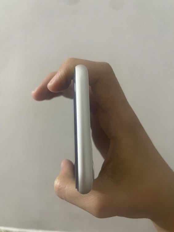 ‏السلام عليكم جهاز iPhone 11 العادي اللون الأبيض الذاكرة 128 الجهاز خرافي ما مبدل أي شيء مقفول كفالة عامة شخط ما أبي السعر 300 وبي مجال الطيبي