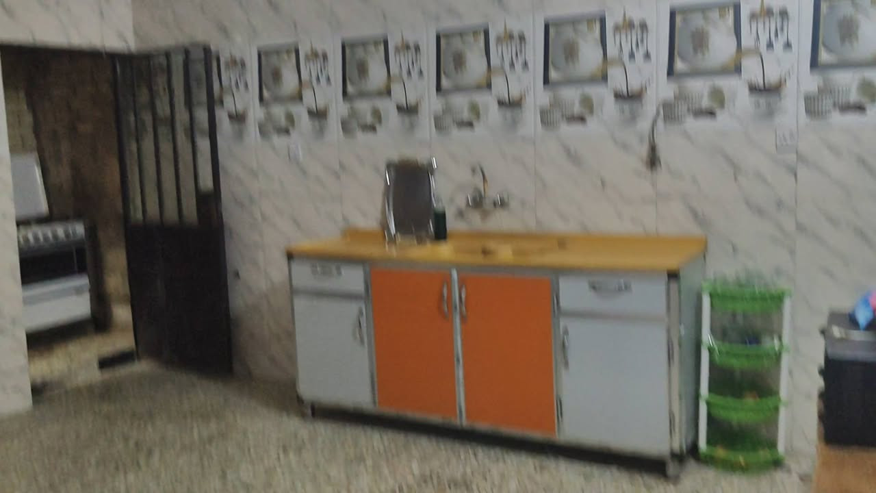 دار للبيع  بغداد كماليه شارع الاصفر 200متر واجهيه 10نزال 20بيت مرمم جديد يحتوي علئ 2محلات هوه والاثات قاطين للستفسار الاتصال ***********
