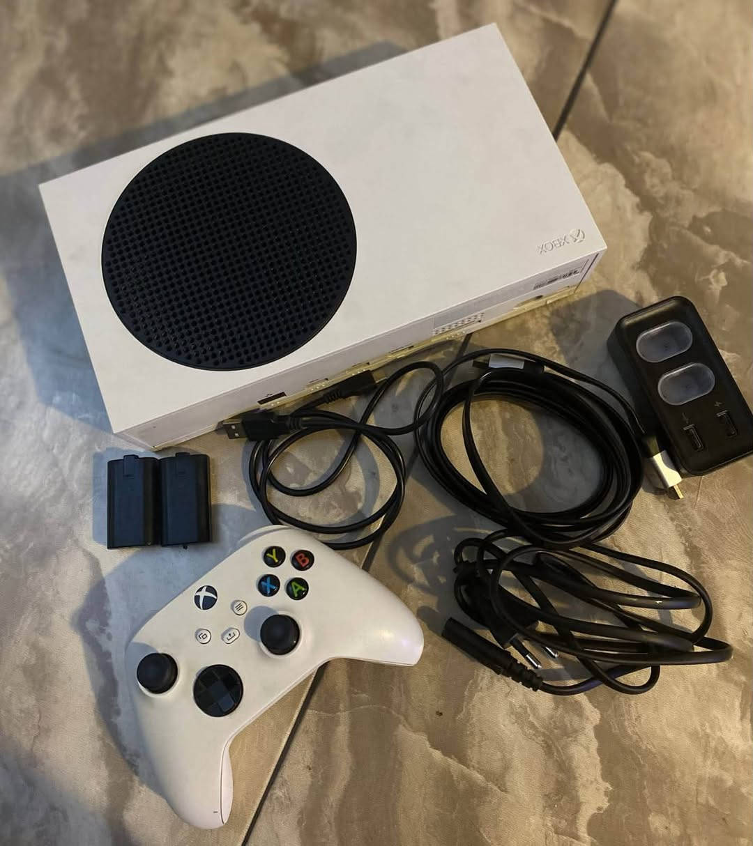 للبيع Xbox Series S بحالة جيدة، الجهاز يعمل بشكل طبيعي ونضيف بدون تبديل اي شي
المحتويات:
Xbox Series S
يد Xbox أصلية واحدة
بطاريتان
شاحن بطاريات
سلك تشغيل الكهرباء
سلك HDMI للتوصيل بالتلفاز
سلك شحن
توجد ريشة واحدة مكسورة، داخليه.
الجهاز مناسب لمن يريد Xbox Series S كامل مع ملحقاته، والبيع حسب الحالة الموضحة بالصور.
السعر: [300] المكان: [بغداد]
للتواصل: [***********/الرسائل
