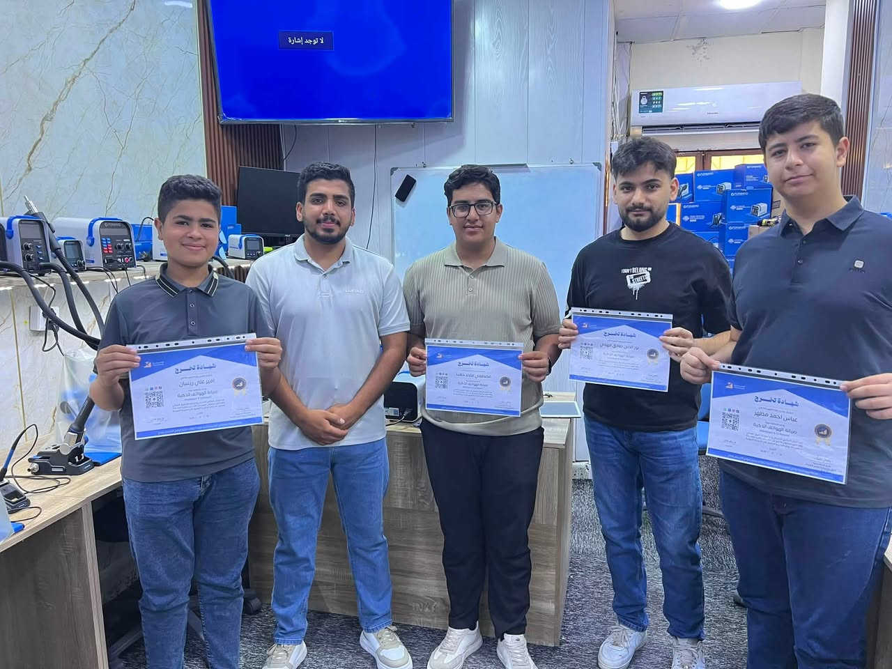 🎓🔥 اليوم مو مجرد تخرّج… اليوم بداية مستقبل جديد!

من أول خطوة بالتعلّم… إلى الوقوف اليوم حاملين شهادة التخرج بكل فخر 🏆📱

هؤلاء الشباب كانوا جزء من رحلتنا التدريبية، واليوم أشوف ثمرة التعب والجهد… وهذا بحد ذاته فخر إلي. ❤️‍🔥

بدأوا من الصفر، وتعلموا أساسيات صيانة الموبايل بشكل عملي واحترافي، واليوم صار عندهم أساس يكدرون يبنون عليه مستقبلهم 💪🔥

📱 تعلّم صيانة الموبايلات مو بس مهارة… ممكن تكون مهنتك ومصدر دخلك.

إذا أنت هم تريد تدخل هذا المجال وتتعلم صح،
لا تنتظر الفرصة… اصنعها بنفسك. 🚀

🎯 تدريب عملي
🔧 تطبيق مباشر
📚 شرح من الأساسيات إلى المهارات المتقدمة
🏆 وفي النهاية… شهادة تخرج

الدورة القادمة ممكن يكون اسمك وياهم! 🔥

👨‍🔧 المهندس بكر مازن
📞 ***********

📍 أكاديمية متجر الكرادة لتعليم صيانة الموبايل

من الصفر… إلى أول خطوة بطريق الاحتراف. 🔥📱

