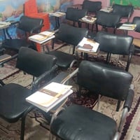 كرسي  طلابي مستخدم نظيف . سعر الكرسي ٢٠،٠٠٠ دينار عراقي. العدد ٤٠