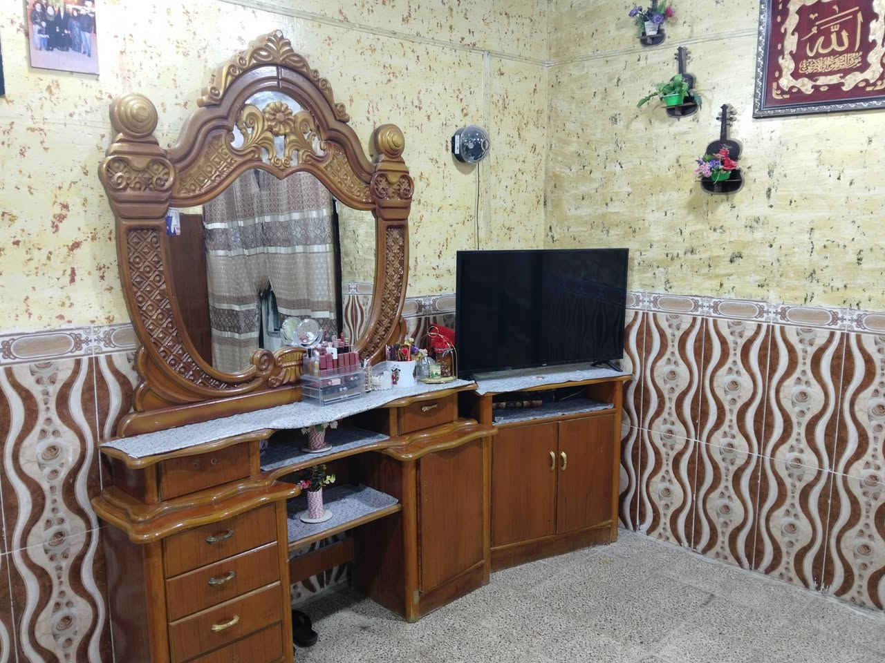 بيع هاي الغرفة نوم من جلولاء السعر 900الف و بيها مجال الستفسار على هاذه الرقم: ***********
