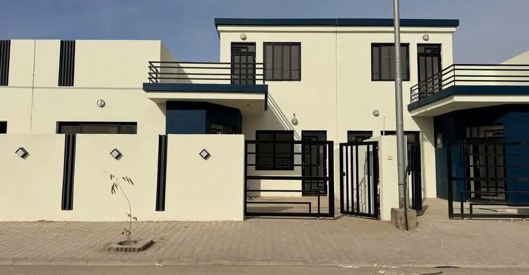 السلام عليكم 
يتوفر دور 🏠🏠🏠بمساحه200م بناء طابوق جمهوري مثقب وعمل درجه اولى باشراف كوادر هندسيه معتمده بمساحات فارهه تناسب العوائل العراقيه  للبيع والرهن والايجار  في مجمع النخيل السكني في النجف الاشرف  لكافه المراحل
المرحله الاولى طابق واحد يحتوي الدار على غرفتين 4*4و5*4وصاله 5*4واستقبال6.40*4ومطبخ5*4 اضافه الى التخاريج والصحيات ودرج معزول بسعر ١٣٤٥٠٠٠٠٠ مليون دينار 
ومرحله الثانيه طابق ونص 
يحتوي على ثلاث غرف سويت اضافه صاله واستقبال وصحيات ودرج معزوله بسعر ١٥٧٠٠٠٠٠٠مليون دينار
 بلاقساط على المصرف العقاري  بتطلوعات مناسبه 
وتتفاوت حسب موقع الدار والواصل لاداره المجمع 
اضافه الى وجود كافة الخدمات من ماء وتبليط وكهرباء ومولدات VIP نضام ٢٤ساعه وشركه امنيه وتنضيف للاستفسار والتواصل عن طريق الاتصال او الوات ساب على الرقم وتساب فقط *********** او مرسله الصفحه وبخدمتك
