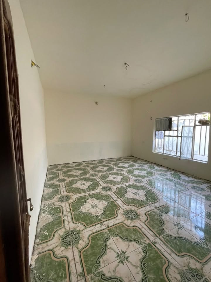 بيت للبيع
العنوان المقداديه المطار خلف معارض السيارات 

المساحه 250 متر 
طابقين يحتوي على غرف عدد ٢ 
استقبال ومطبخ وصاله 
الطابق الثاني غرفتين وصاله 
بناء طابوق 
شارع تبليط ومجاري حديث
للاستفسار : ***********
