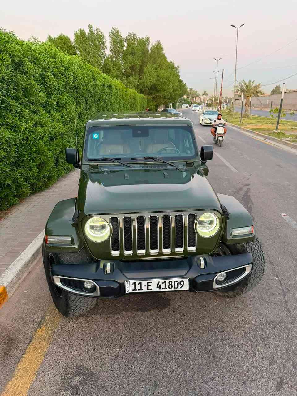 السلام عليكم 

للبيع – جيب رانجلر صحارا انلمتد 4xe موديل 2022

- الفئة: Sahara 4xe
- الموديل: 2022
- ماشية 54 الف كيلو
- المحرك: 2.0 لتر تيربو هجين قابل للشحن (Plug‑in Hybrid)
- ناقل حركة أوتوماتيك 8 سرعات
- نظام دفع رباعي (4×4)
- أربع أبواب
- شاشة Uconnect مع Apple CarPlay وAndroid Auto
- كاميرا خلفية
- مثبت سرعة
- تبريد شغال
السيارة  اقتصادية في استهلاك الوقود بفضل نظام 4xe، مع قوة وعزم ممتازين داخل المدينة وعلى الطرق الوعرة. المحرك والگير والشاصي بحالة ممتازة والسيارة جاهزة للاستخدام مباشرة والسيارة عليها ادامة كاملة وترايها زيرو والمحرك والكير ممتازات ومكفولات شرط والسيارة راجع كلشي بلاد

السعر: 257 ورقة وبيها مجال اتصل وبيك خير وتدلل
للتواصل الاتصال على الرقم ***********

