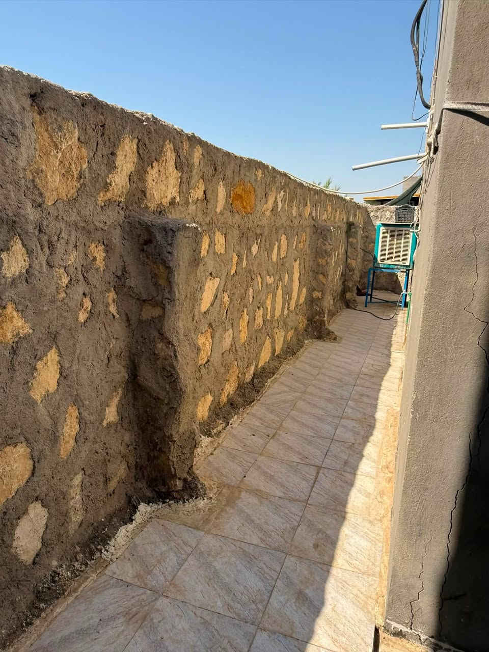السلام عليكم ورحمة الله وبركاته 
للبيع او المراوس. 
المساحة :400 م
طابق واحد 
يحتوي على صاله +مطبخ+ صحيات عدد 2 خارجيه وداخليه كامله 
+ سابقاً يحتوي على غرفتين وتكدر ترجعه غرفتين لان فتحت الغرفه صاله 
البيت جاهز على 24 حباية 
متذب ربع دنيار! علي 
العنوان حلة ابو خستاوي 
مقابل مول. اهل الخير حي الميثاق .
للتنوية.
البيت اصلاح زراعي 
داخل قرار التطويب ومباشرين بلقرار. 

يرهم بيع ويرهم مراوس 
***********
***********
