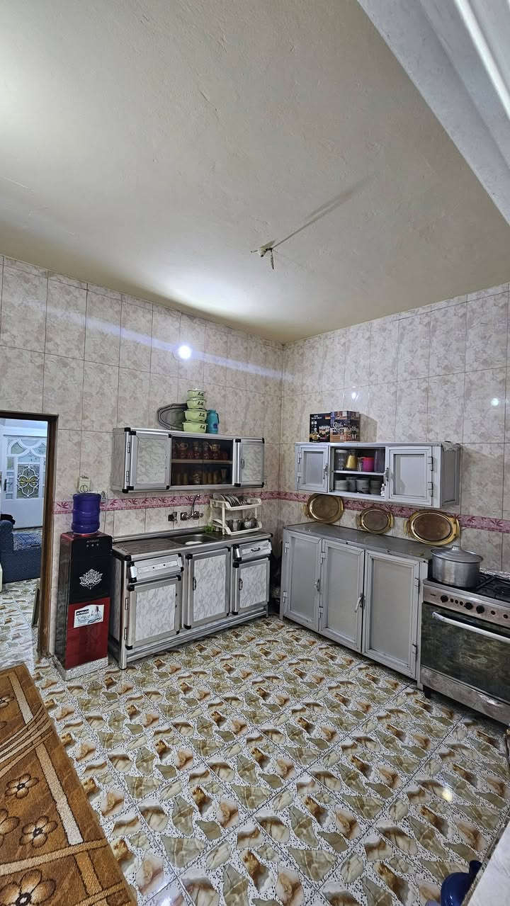 عقار للبيع
حي الانصار جهه اليسرى الفرع مقابيل مدرسه الاقدام عرض شارع 10م ومساحه البيت 120م 
الطابق الاول:  الاساس والسقف صب 
استقبال 
مطبخ 
صاله 
غرفه 
مناور 2 
صحيات داخليه وخارجيه 
الطابق الثاني: السقف عكاده 
غرفه سويت 
صاله 
سطح كبير 
مخزن 
والاستفسار مراسه او الاتصال على الرقم 
***********
