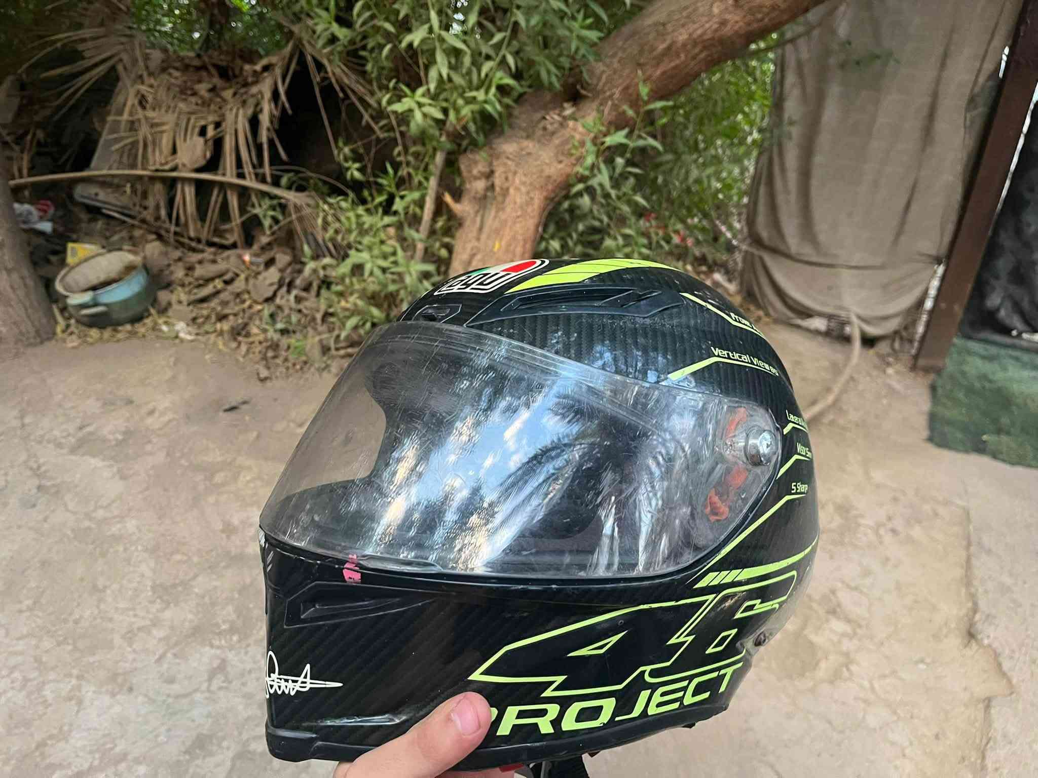 سلام عليكم خوذة agv  كاربون فايبر حقيقي اصلية للبيع خوذة نظافتها 75/100  وقياسها xl61-62 وسعرها مناسب مكاني بغداد سيدية رقم *********** واتساب
