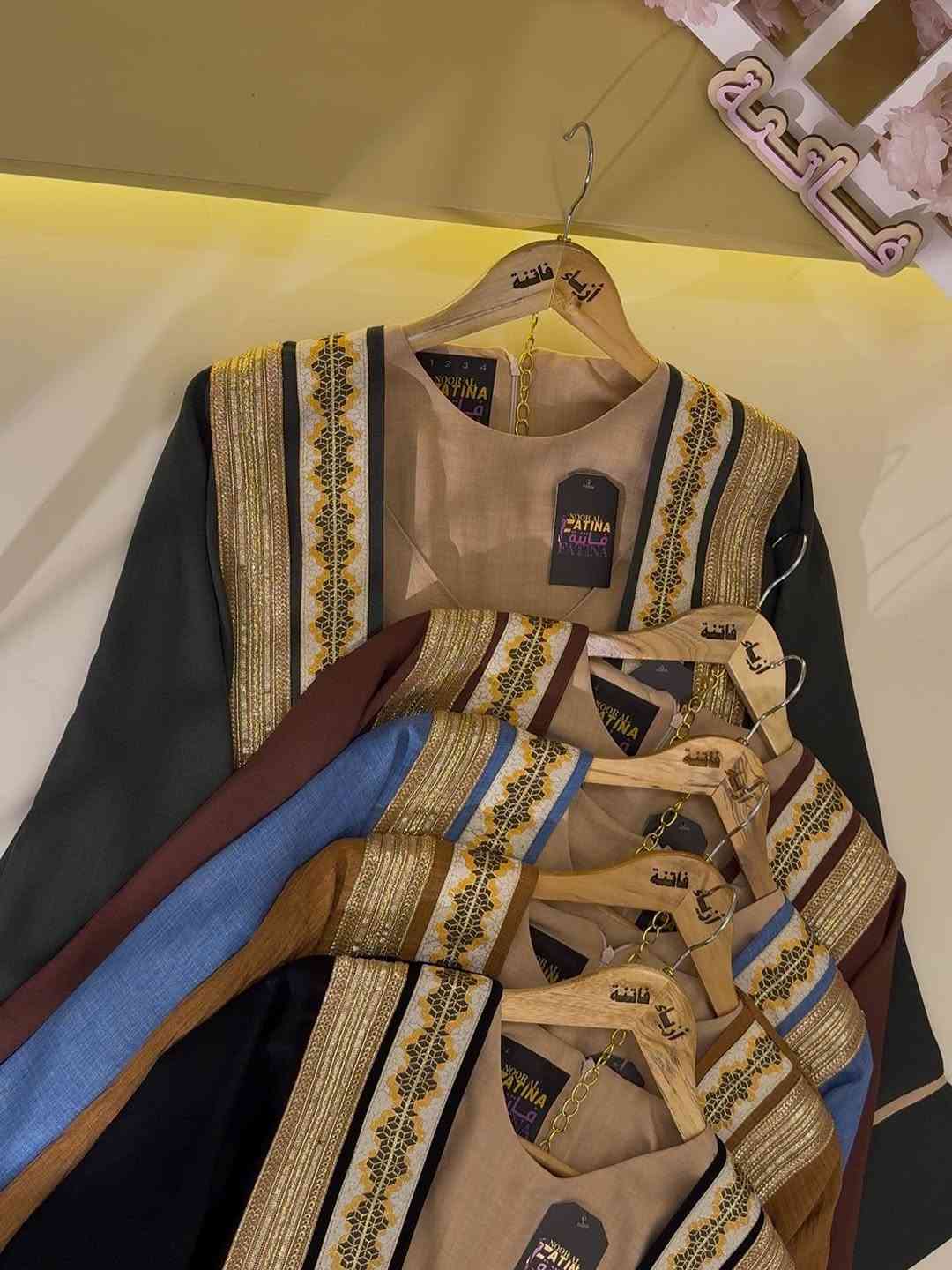 ازياء فاتنة
بشت وجمبسوت 
موديلات فاتنة… ماتتفوت 
حصراً من ماركة فاتنة 🤍
• تكدرين تاخذين البشت وخد والجمبسوت وحد او تاخذيهم سوية 
• ⁠البشت فــــري ســايــز 
• ⁠طول البشت مـטּ الكتف للاخير 160 سم 
• تفصيله مريحة فصال فخم 
• ⁠ قماش كتان ذاب نفسة ، 
• ⁠الحمبسوت بي اربع قياسات 
• ⁠ موديله لف علمود يتخصر ؏ الصدر 
• ⁠طول الجمبسوت مـטּ الكتف للاخير 165 سم ✨
• ⁠قماشه كتان مشخط مناسب وية ڪُـل المـــــوديلاتـــﮯ والبشتات ، 
• الضهر بي سحاب لسهولة اللبس 

قطعة تبقى وياج سنين وما تبطل موديلها 👌

متوفر حالياً بكمية محدودة
راسلينا خاص واحجزي بسرعة قبل النفاذ 💌

#ازياء_فاتنة⁩⁩
قالب راهي⁩
_______________________ 
🖋️ االــخـــــــاامــة :- 
كتان صيفي ” أو “كتان البوبلين”
وهي خامة تتميز بمتانة عالية تحافظ على شكله ورونقه حتى مع كثرة الاستخدام. ، يعتبر مثالي لملابس المحجبات لان 
  يعطي مظهر أنيق،
_______________________ 
القياسات 1/2/3/4 
قياس 1 :- 
 تلبس وزن من 70 الى 80 كــــيـلـو 
يعني يلبس قياس. 42. 44 

🌱قياس 2 :- 
تلبس وزن من 80 الى 90 كــــيـلـو 
يعني يلبس قياس 46. 48

🌱قياس 3 :- 
تلبس وزن من 90 الى 100 كــــيـلـو 
يعني يلبس قياس 50. 52.

🌱قياس 4 :- 
تلبس وزن من 100 الى 120 كــــيـلـو
يعني يلبس قياس 54. 56. 58
_______________________ 
سـ✿ـــعـــر  الطقم كاملاً  بـــ 55 الفــــﮯ  ________________________________ 
ســــعـــر  البشت بـــ 40 الفــــﮯ 
ســــعــر الجمبسوت بـــ 35 الفــــﮯ 
_______________________ 
للحجز والاستفسار المراسلة ؏ــلى الواتساب :- ***********
***********

نص مكتوب في الصور:
- الخامة :- كتان صيفي " أو "كتان البوبلين" وهي خامة تتميز بمتانة عالية تحافظ على شكله ورونقه حتى مع كثرة الاستخدام. ، يعتبر مثالي لملابس المحجبات لان يعطي مظهر أنيق،