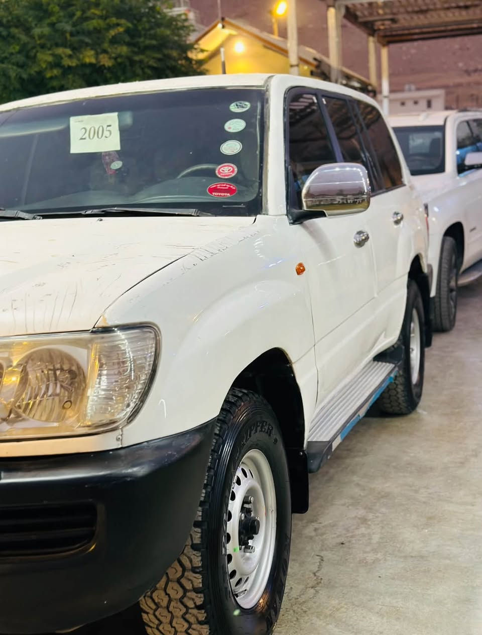 تويتا لانگروزر 2005مونيكا علوج
سةيارةكة حيزام بوياخة سةقف و بونيد بوياخ نية
دةژبول بةرز ماسي 
تةبريد لةگةل سوچ 
گيرر مةكينة و دةبل قورس و سوك بةشةرت
پێش و پشتی كەپس
پيش تةبلةي گرايم شةقت 
مالةكة ريك و پيكة تةقةو رةقةي نية
شاشة ئايبات و كامل سةماعةي مةزبوت 
تاقمي تايةي بلاكي لةژيرة تازة 
بو سعري 
گورينةوةش بة شاهينةي ساغ اگةر هةبوو
***********
