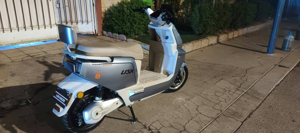 🏍️ للبيع ماطور كهربائي U5K
✨ الحالة: نظيف وبحالة جيدة
⚡ النوع: ماطور كهربائي U5K
🔋 البطارية: 72 فولت – 6 بطاريات
🔌 الشاحن: أصلي مع الماطور
🚀 السرعة: تقريباً 70–80 كم/ساعة
🛣️ مدى السير: تقريباً 60–80 كم حسب الوزن وطريقة القيادة
🛞 الإطارات: عريضة ومريحة
💡 الإضاءة: LED أمامي وخلفي
🛑 الفرامل: ديسك أمامي وخلفي
🪑 المقاعد: مريحة 
⏱️ وقت الشحن: تقريباً 6–8 ساعات
✅ اقتصادي الملف 3000.
✅ مناسب للاستخدام اليومي داخل المدينة وخارجها
✅ جاهز للاستخدام
📍 الموقع: الموصل
💰 السعر: 850 قابل للتفاوض
📩 للتواصل والاستفسار راسلني واتساب ***********.

