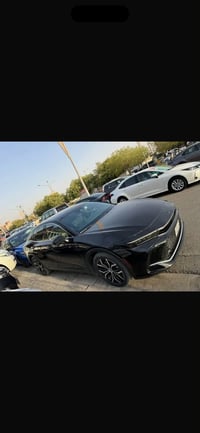 للبيع تيوتا كروان  2023 رقم بغداد بسمي مشروع وطني حادثها فقط بنيد مبدل...