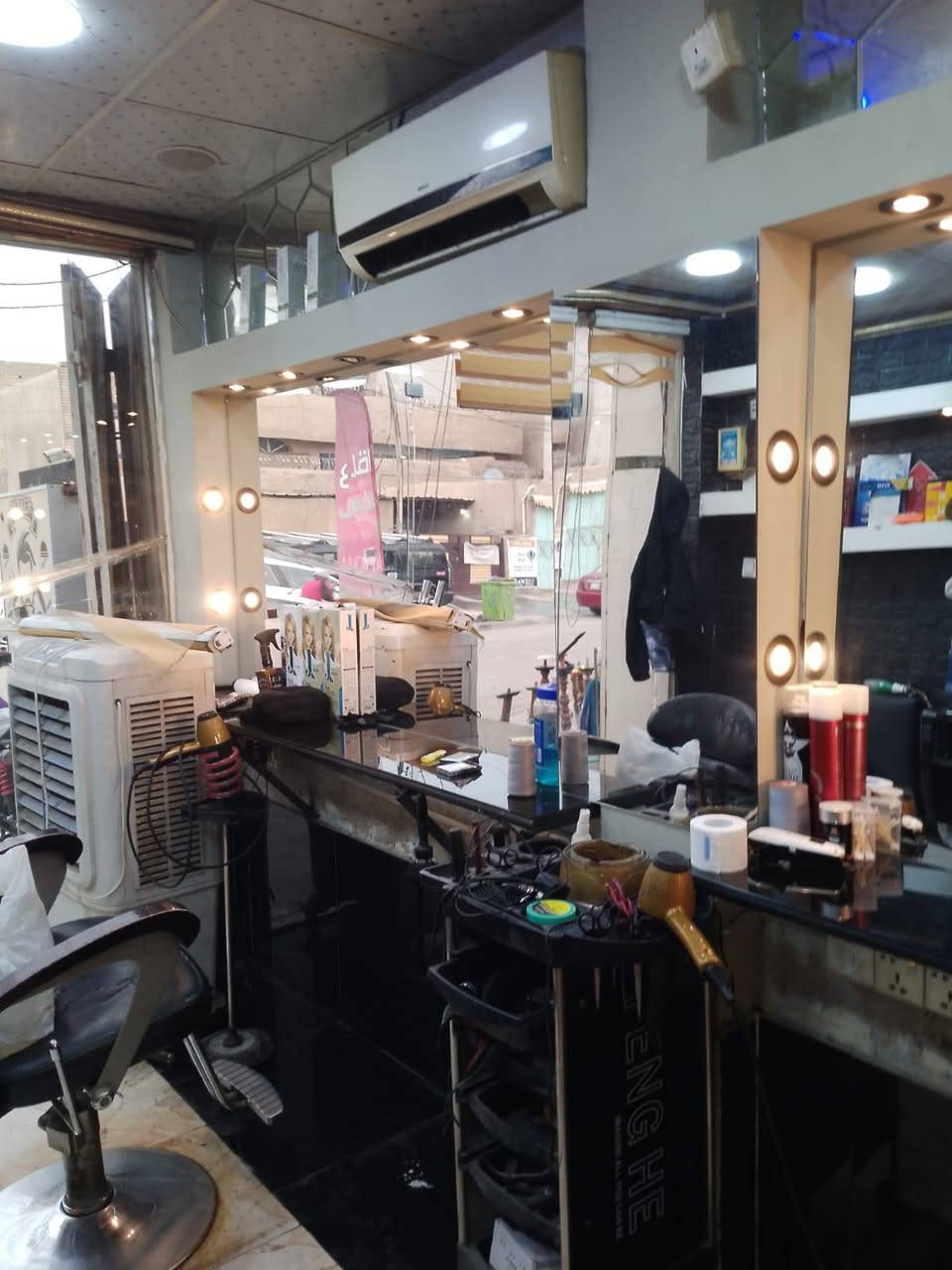 سلام عليكم أخوان محل حلاقه للبيع 💈كامل وجاهز شغال زبائن خير من الله سبب البيع لغرض السفر 
عنوان المحل بغداد نفق الشرطه شارع الاطباء 
*********** فقط واتساب اتصل
