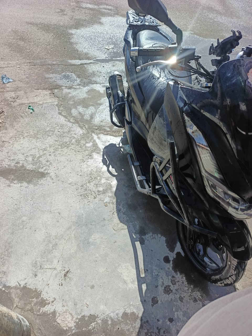 سلام عليكم... 
دراجه بي سي اكس Pcx جيل الرابع 4 لون اسود 
كلها بلاديه اوراقها موجوده مكينه ما مفتوحه وناعمه حلوه 
سعر مليونين وربع        2,250
ع/ بغداد البياع منطقة الري و قريب على تقاطع درويش 
ه‍/   ***********
