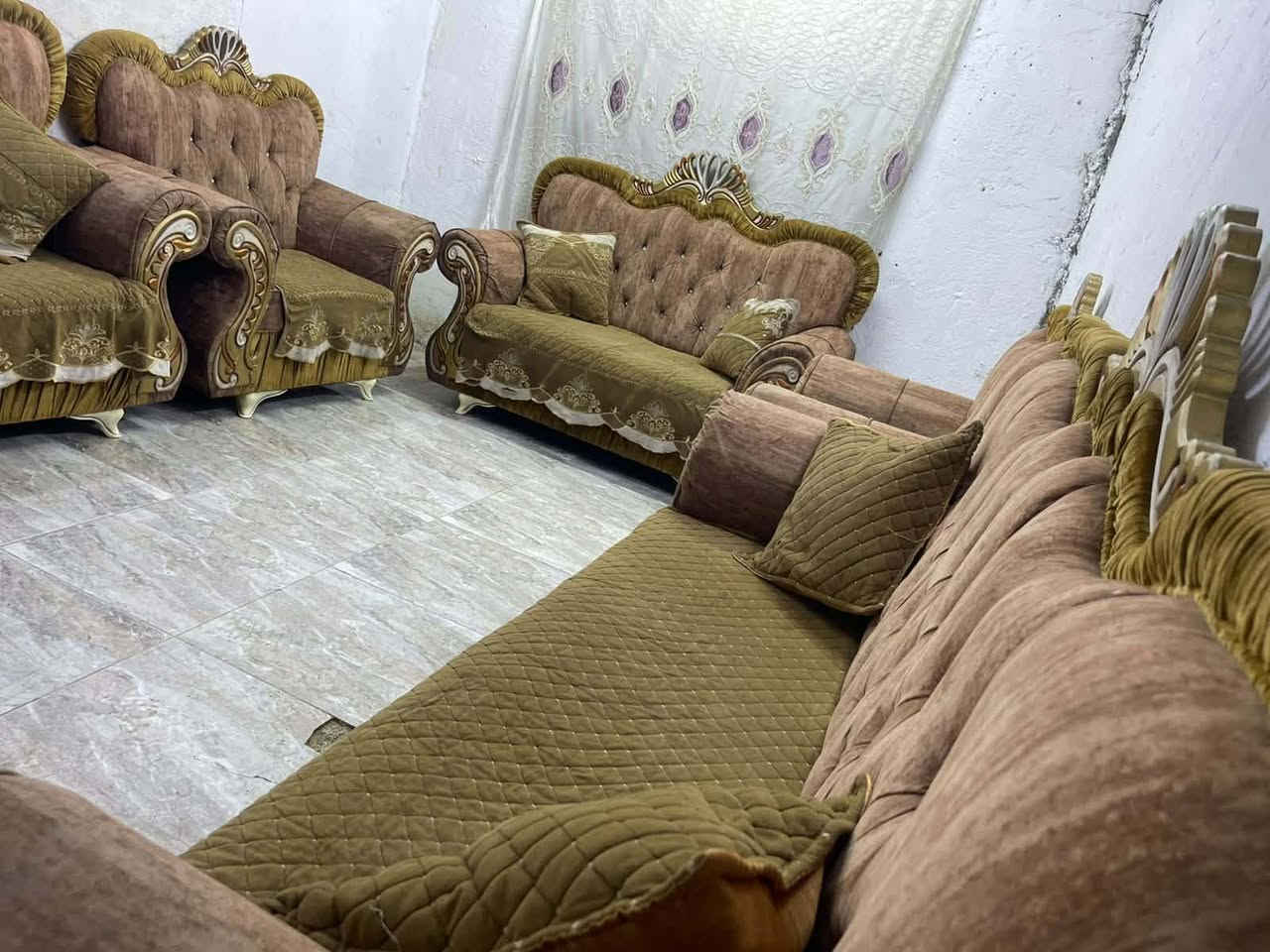 تخم ملكي 10 مقاعد نضيف اي ضرر مابي مع كوشات ومفرش السعر 300 وبي مجال المكان بغداد ***********
