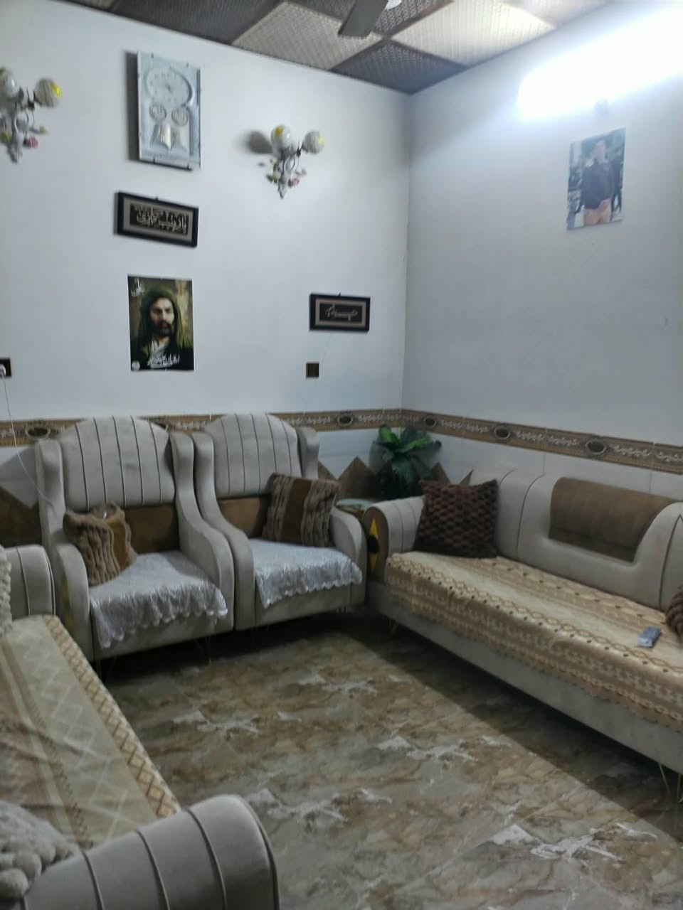 دار 80م أساس صب سكف صب بناء بلوك سيراميك بورسلين بيت كلش نضيف يتكون من غرفه وصاله ومطبخ وستقبال وصحيات داخليه وخارجية عنوان ١٠٠ م من شارع علكم مكانه كلش قريب السعر 35 وبي مجال تواصل ***********
